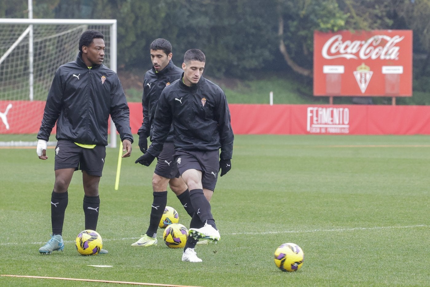 Olaetxea golpea el balón durante la sesión, junto a Mbemba y Cote.