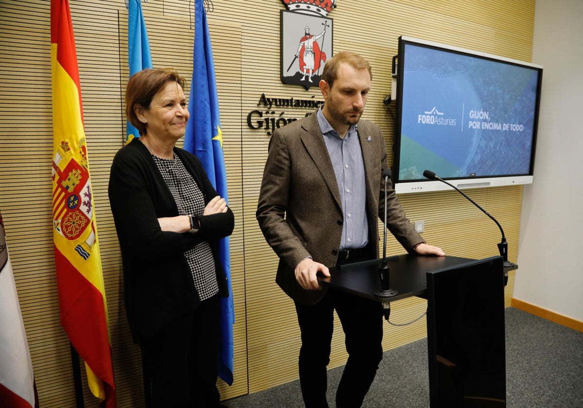 Carmen Moriyón y Adrián Pumares, en una comparecencia en el Ayuntamiento de Gijón.