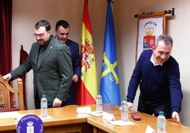 Barbón, junto a Peláez y Zapico, durante la reunión del Consejo de Gobierno, celebrada hoy en Illas.