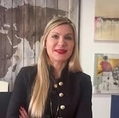 Begoña Costales, presidenta de FEDA, felicita a EL COMERCIO