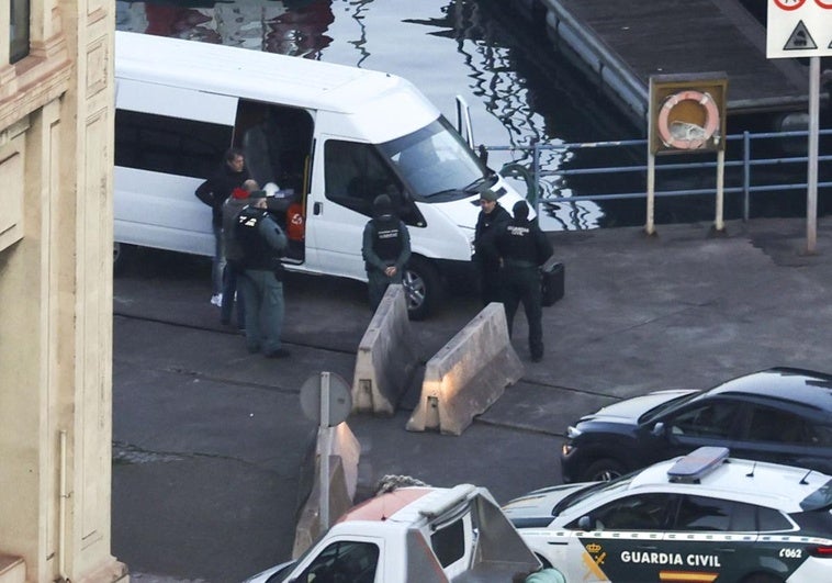 La Guardia Civil custodia en El Musel la furgoneta en la que se trasladó la droga recogida en altamar.