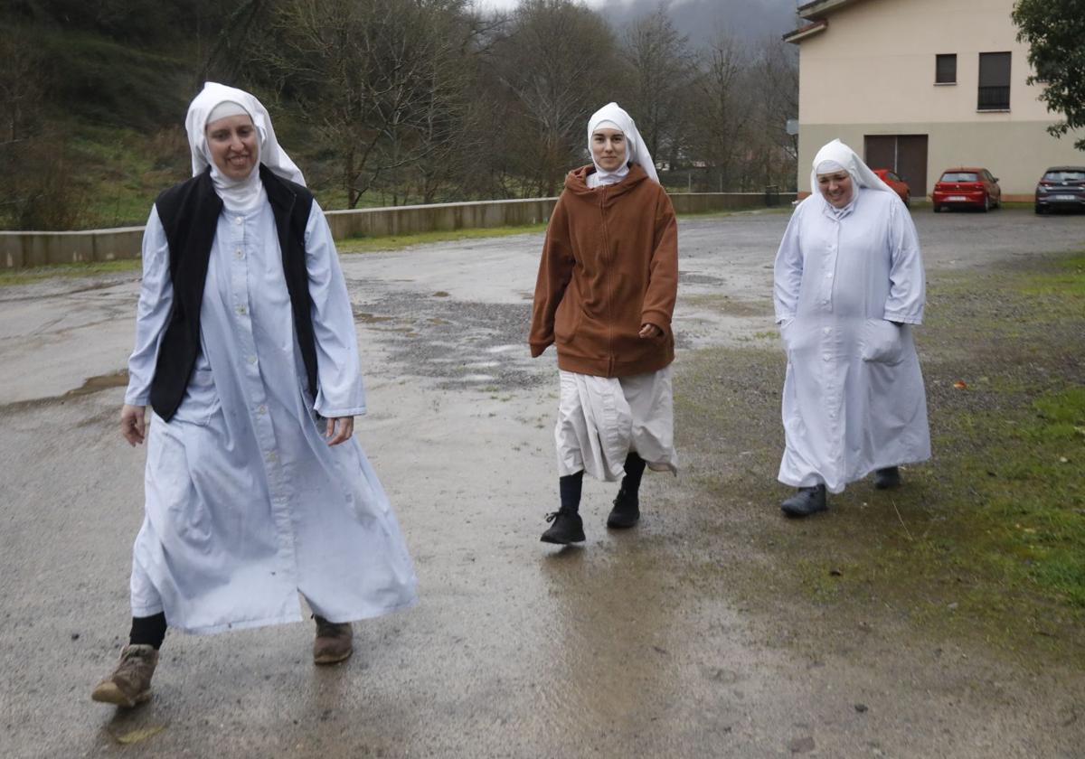 Las tres religiosas este viernes a su llegada a Asturias, donde dicen encontrarse «muy ilusionadas».