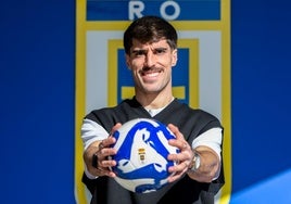 Nacho Vidal posa con un balón del Real Oviedo en las instalaciones de El Requexón.