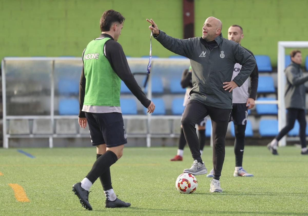 Javi Rozada da indicaciones durante un entrenamiento del Real Avilés en La Toba 2, con el centrocampista Álvaro Gete en primer término.