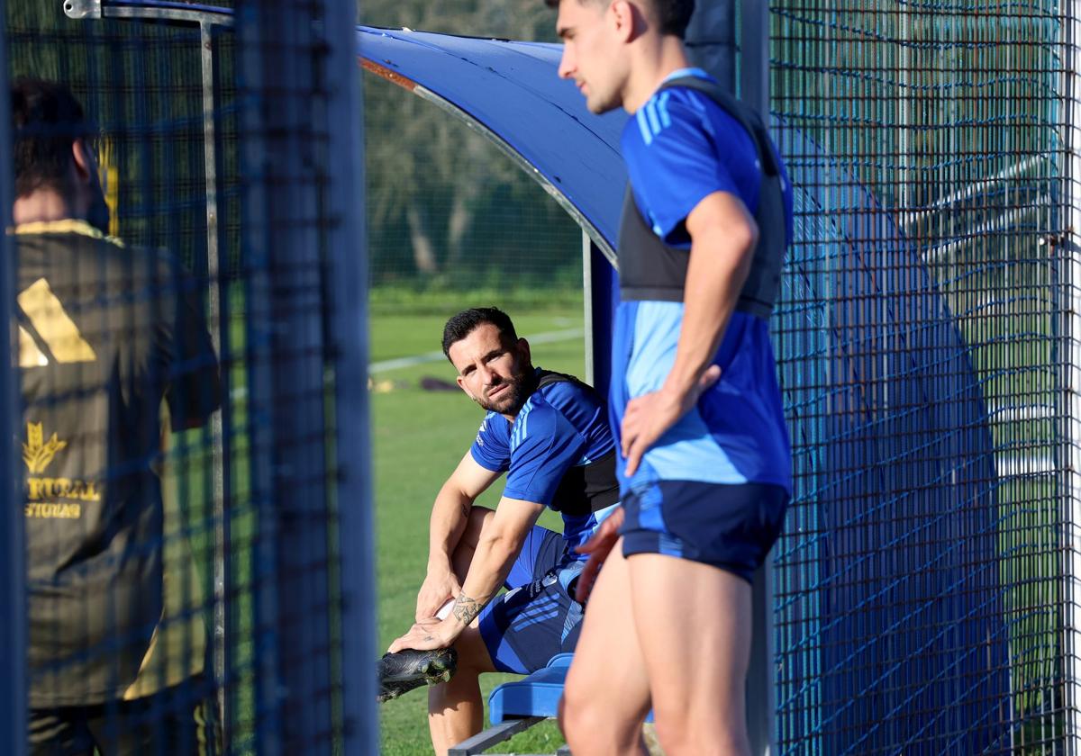 Sebas Moyano escucha a Dani Calvo durante un entrenamiento del Real Oviedo.