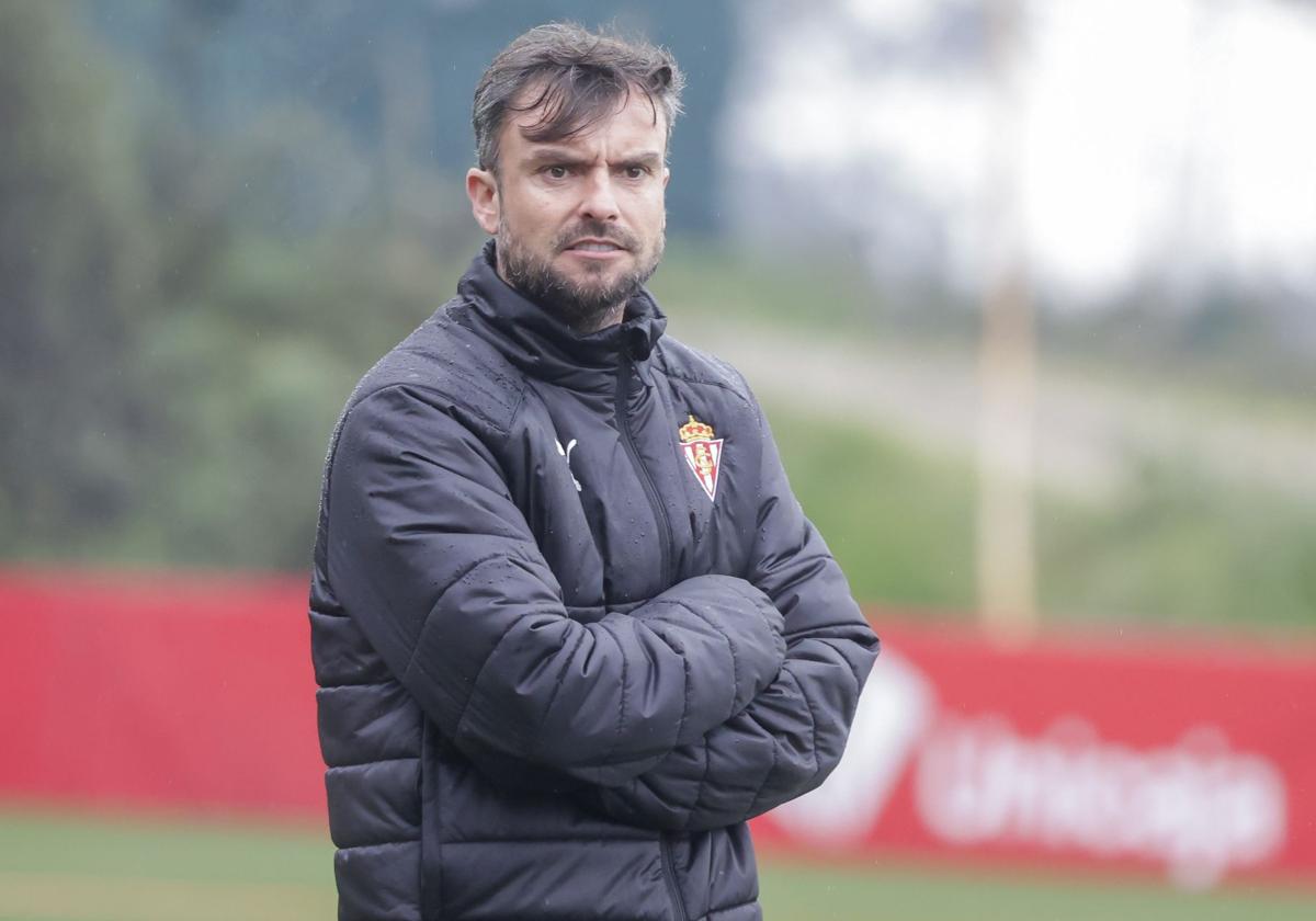 Rubén Albés, en el entrenamiento del Sporting de Gijón de este viernes.