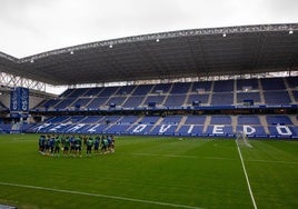 Los jugadores en el Carlos Tartiere.