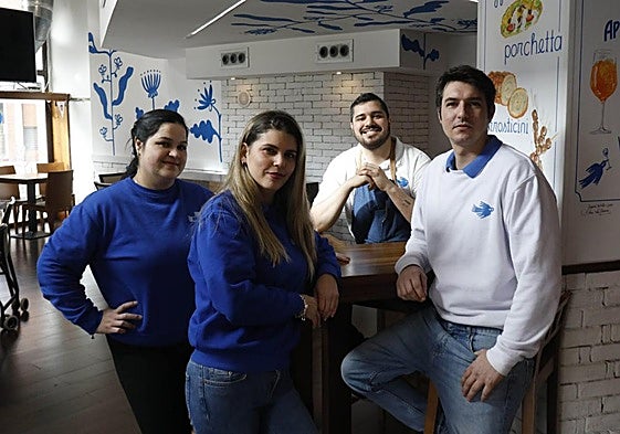 Carina, Mariadela, Miguel y Yari,en el restaurante.