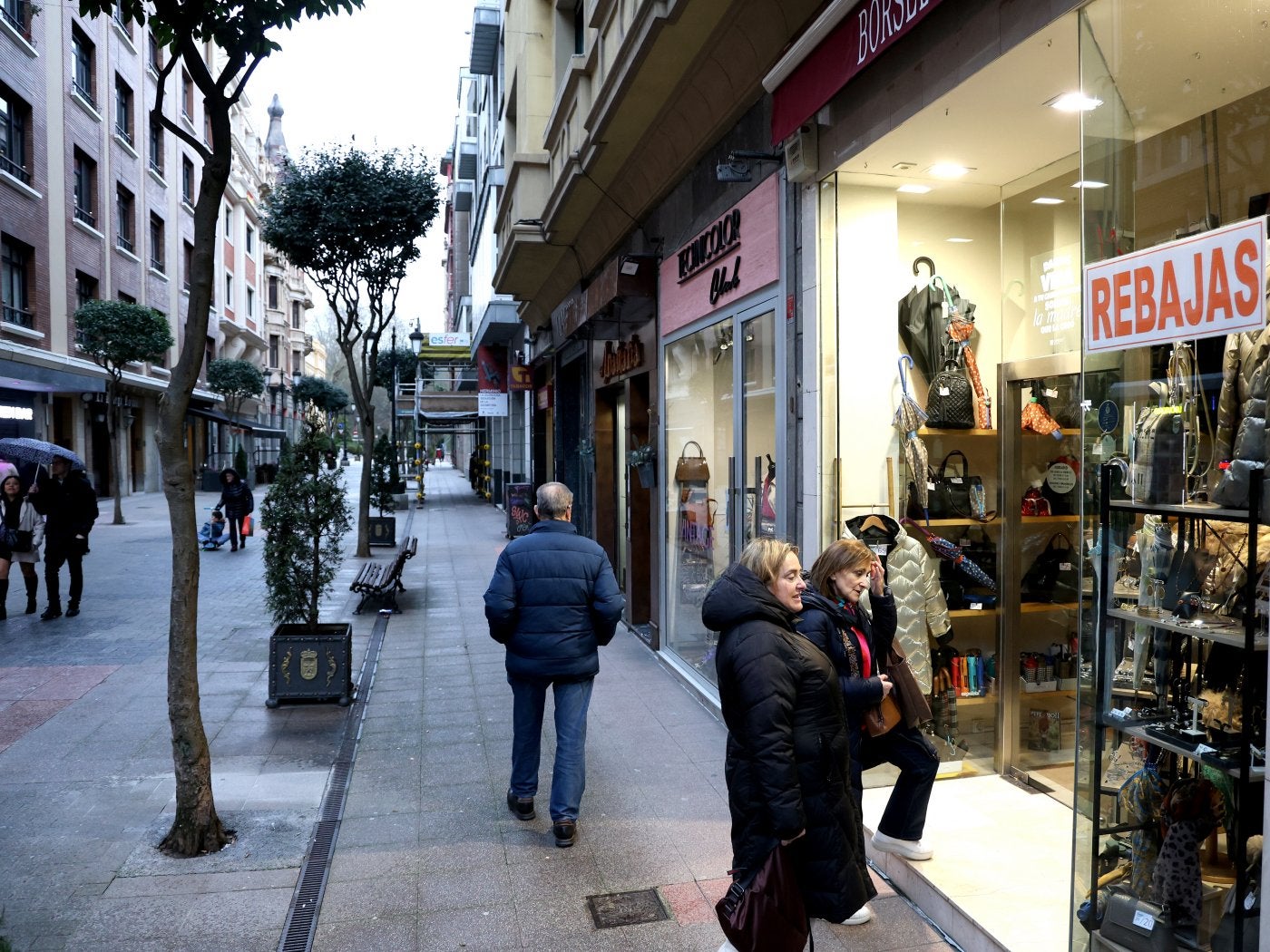 Comercios en la calle Suárez de la Riva.