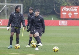 Olaetxea golpea el balón durante la sesión, junto a Mbemba y Cote.