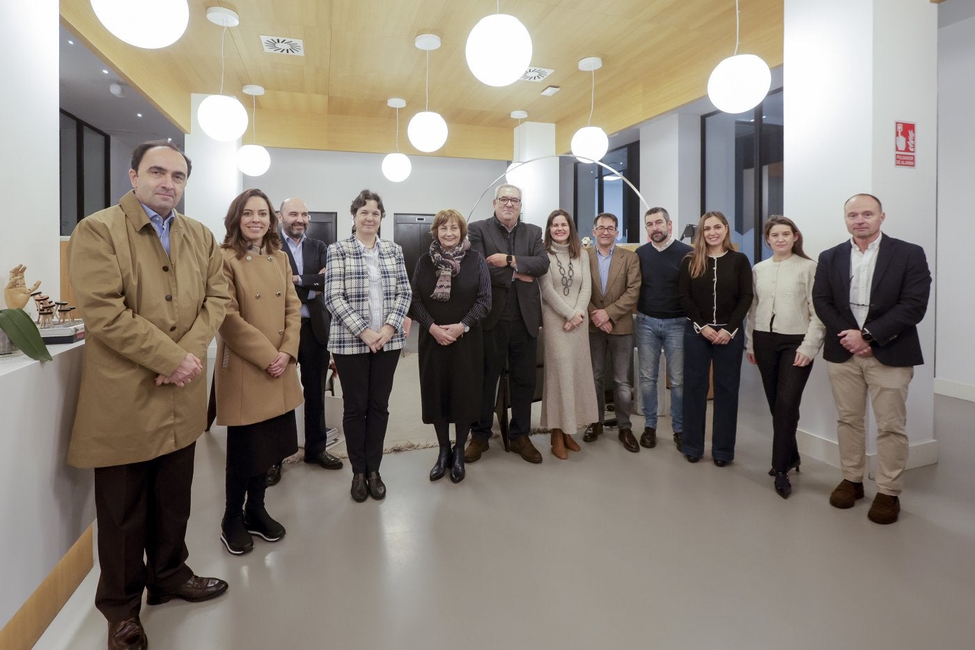 Por la izquierda, Alberto Carrero y Ana Fernández Iglesias (ArcelorMittal); Diego Oliveira (EL COMERCIO); Susana Luque (Universidad de Oviedo), Mariví Monteserín (Ayuntamiento de Avilés); José María Urbano y Laura Mayordomo (AsturiasInnova+); Ángel González (EL COMERCIO); Manuel Campa (Ayuntamiento de Avilés); Leticia Rodríguez (Agbar-Asturagua), Tatiana Manso (ArcelorMittal) y Mario Fernández Fraga (ISPA-FINBA-CSIC), minutos antes de que comenzara la reunión del comité técnico de AsturiasInnova+.