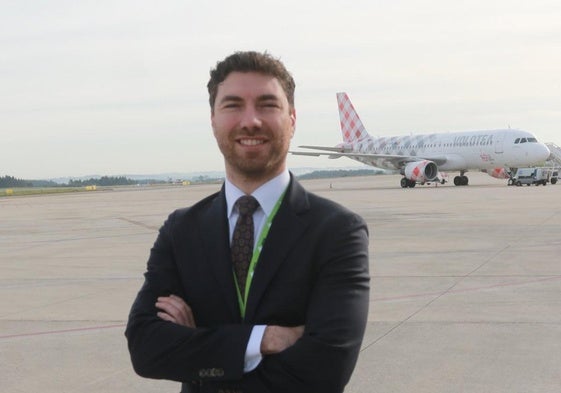 Pedro Cotilla, en la pista del aeropuerto de Asturias.