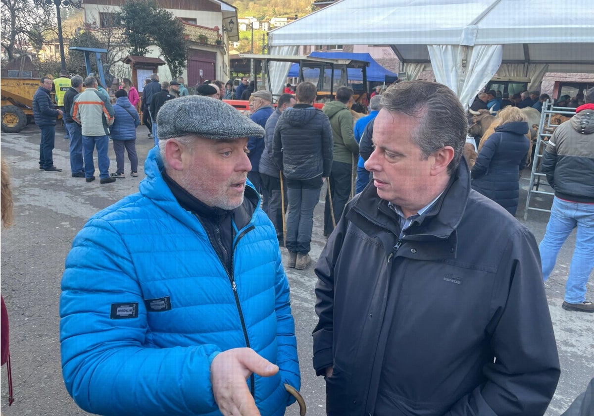 Marcelino Marcos, a la derecha, conversa con un ganadero en su visita a la feria de San Blas, en Tuña.