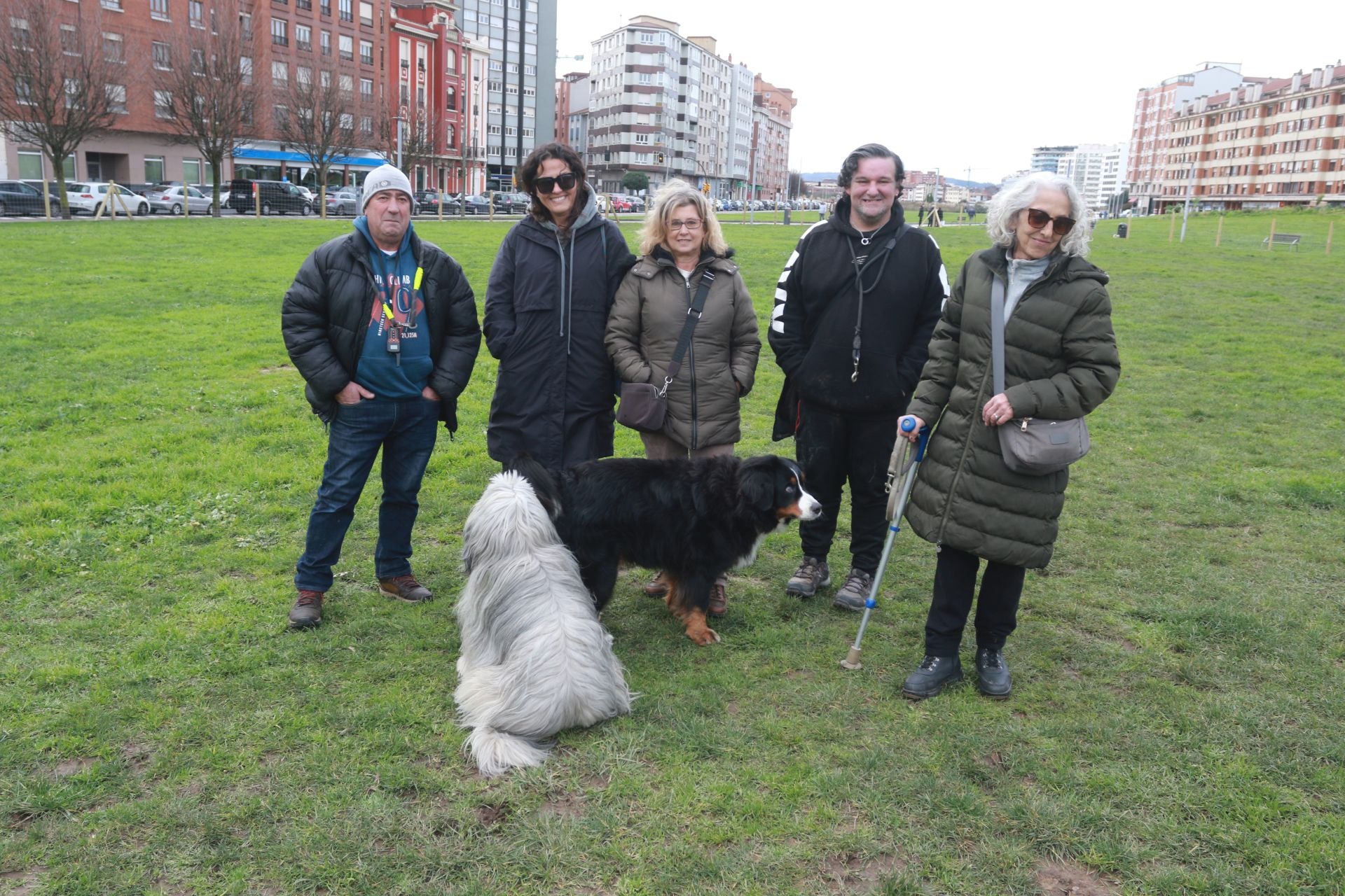 Los perros ya disfrutan dentro del vallado en parque en el Solarón