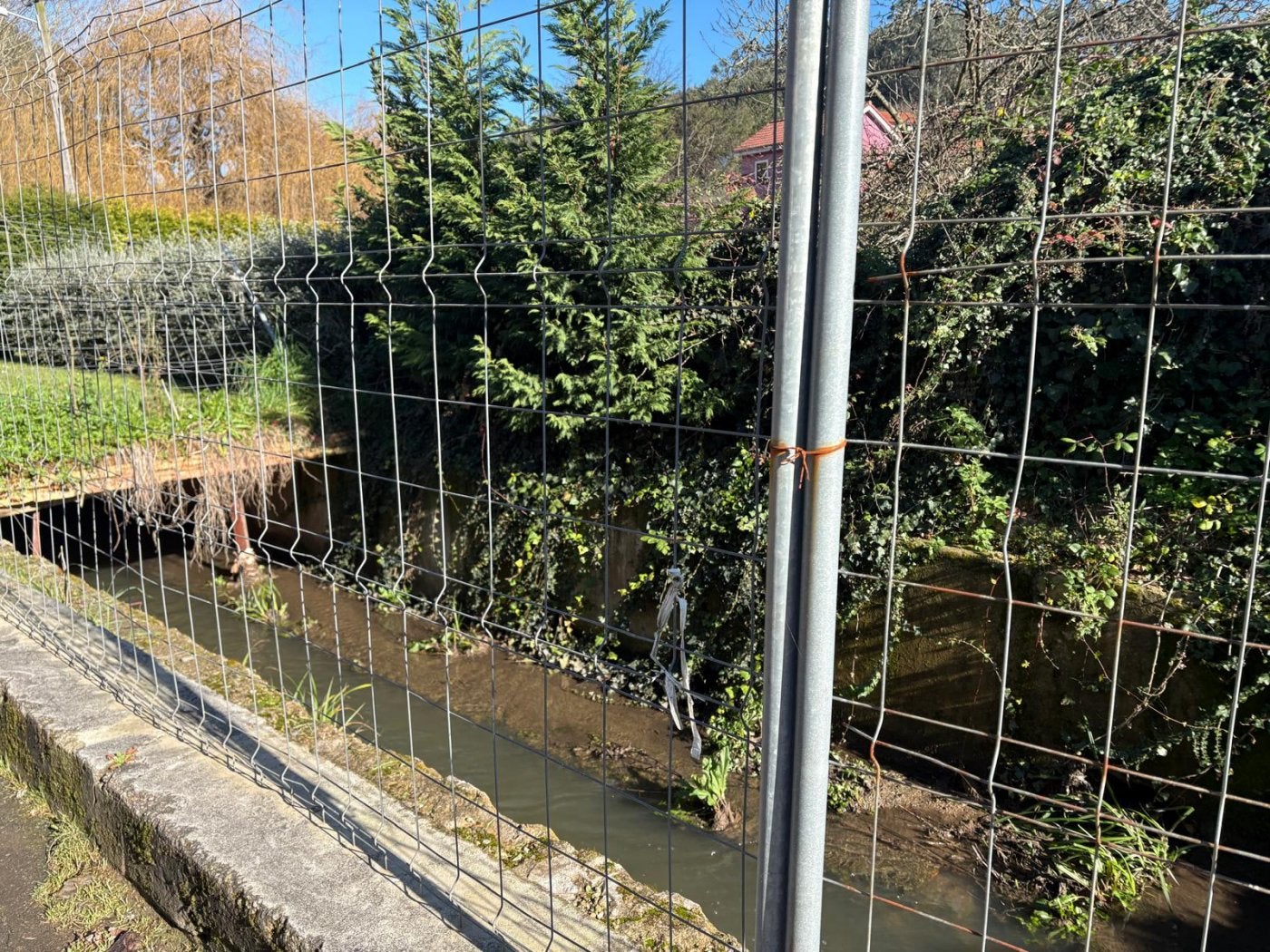 La canalización del río Ferrota a su paso por El Pontón derrumbada desde hace dos años .