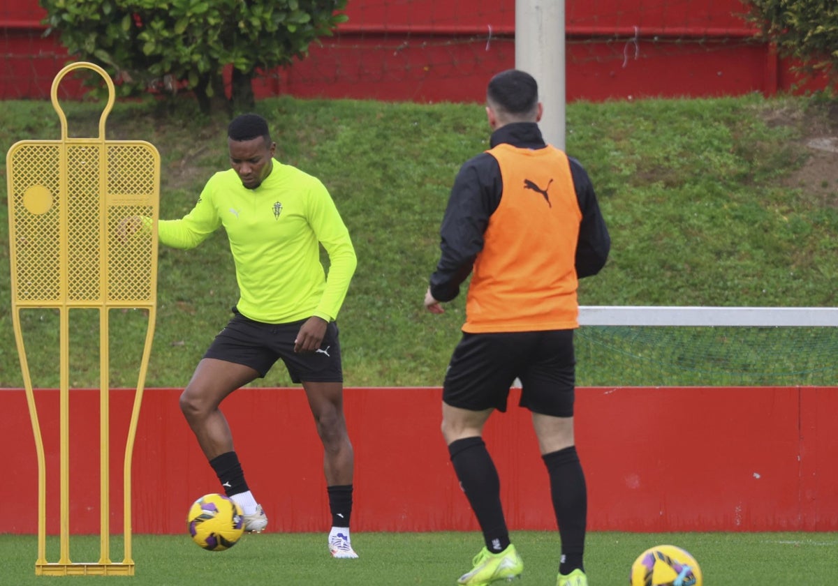 Juan Otero entrenando al margen del grupo después de su anterior lesión muscular.