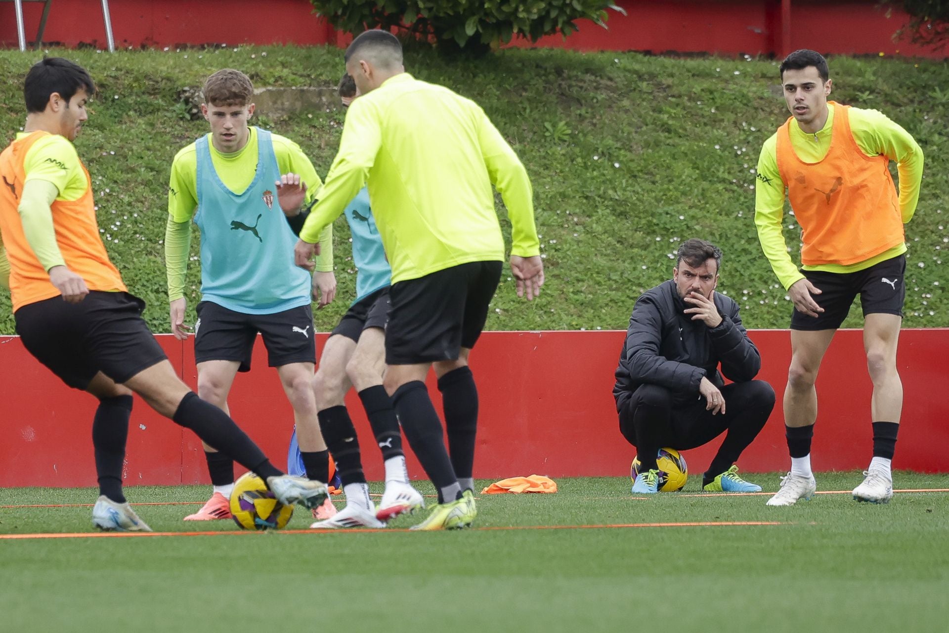 El Sporting de Gijón vuelve a entrenar tras el empate ante el Eibar