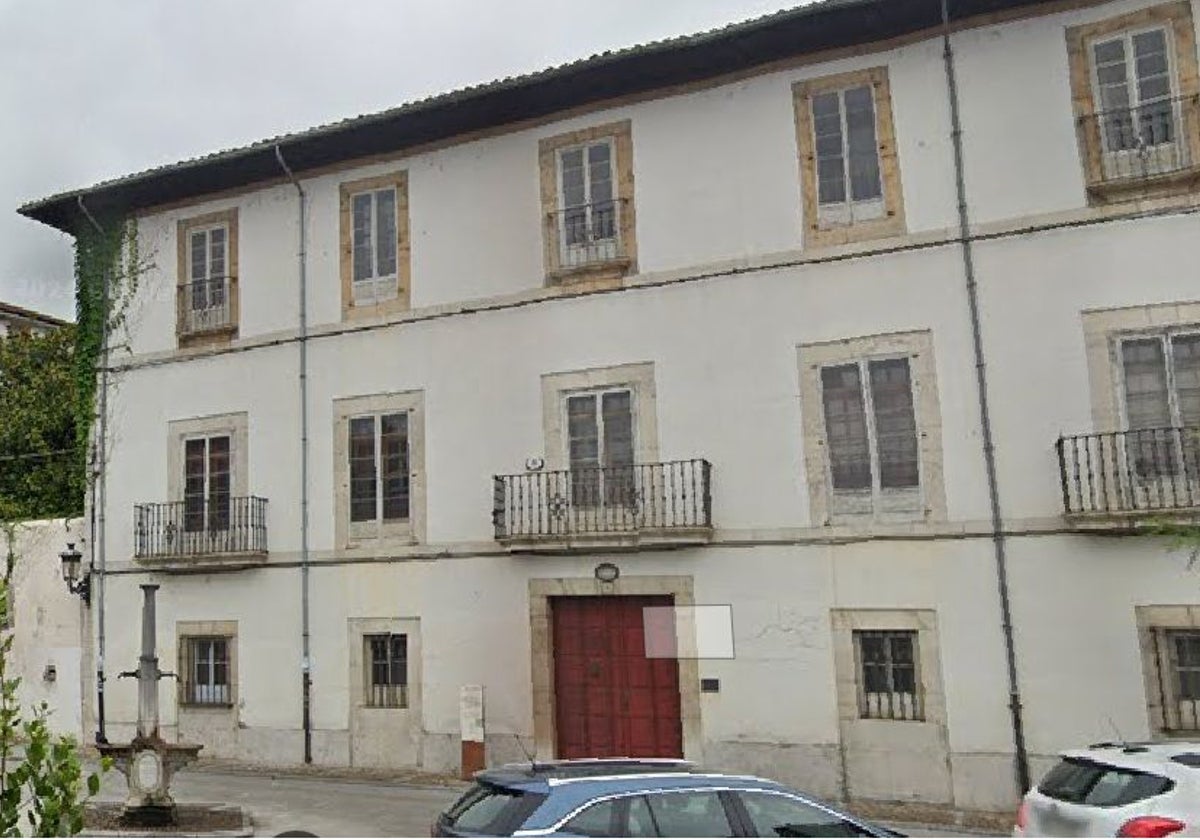 Entrada principal de la Casona de la Marquesa de Casa Valdés, en Pravia.