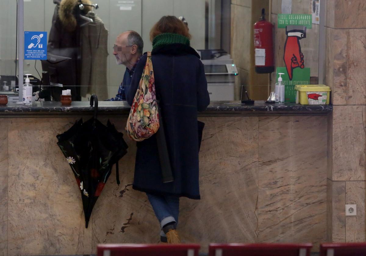 Una mujer realiza un trámite ante el servicio de atención al ciudadano en las oficinas del Principado, en Llamaquique, Oviedo.