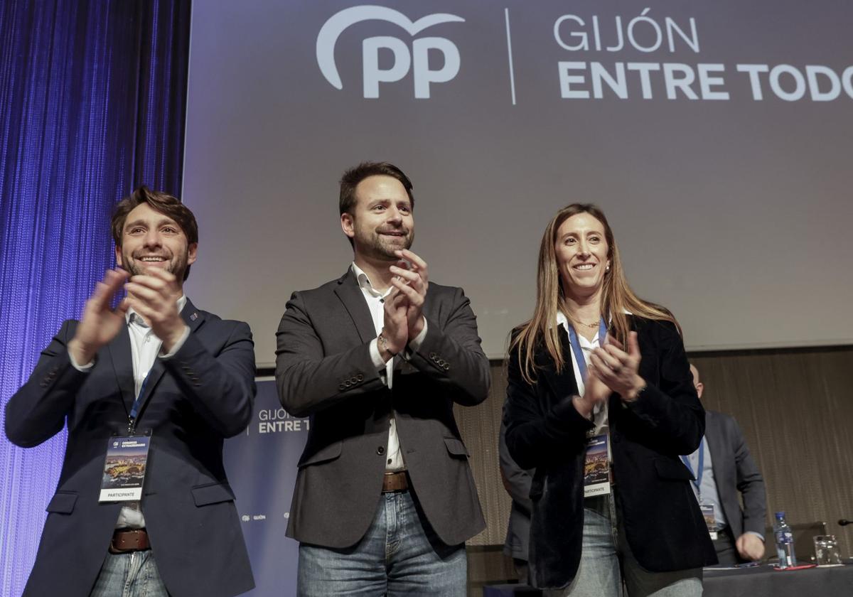 Andrés Ruiz, Álvaro Queipo y Ángela Pumariega, tras la proclamación del primero como presidente del PP local.