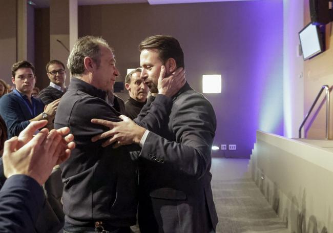 Álvaro Queipo con el candidato perdedor,José Manuel del Pino.
