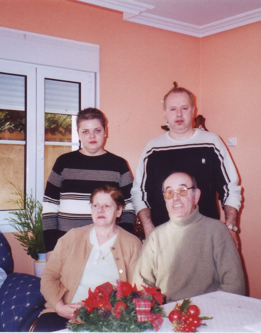 María Belén y José Ramón con sus padres, Antonio Pérez y María Álvarez.
