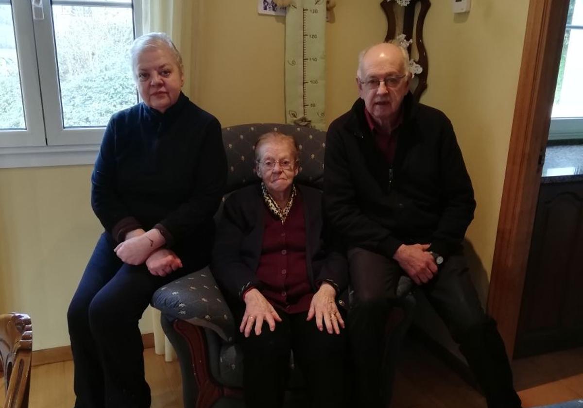 María Belén Pérez y José Ramón Pérez con su madre, María Álvarez.