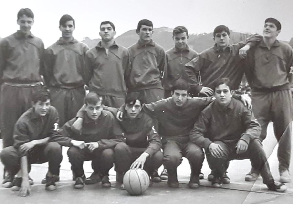 Día del Seminario de 1968. Triunfo del San Fernando en Pravia. Arriba: X, Huskin, Mero, X, X, Cachicha y Pachi Gago. Abajo: Muñoz, Pozo, Blanco Colao, X y Cortina