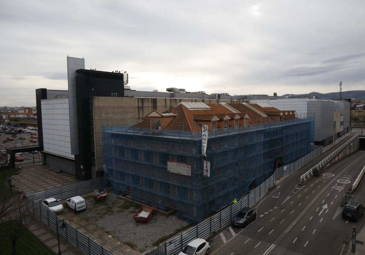 Vista general del antiguo edificio de Vicasa, en La Calzada, que se está transformando en albergue de peregrinos de Gijón con una inversión que superará los 1,5 millones de euros.