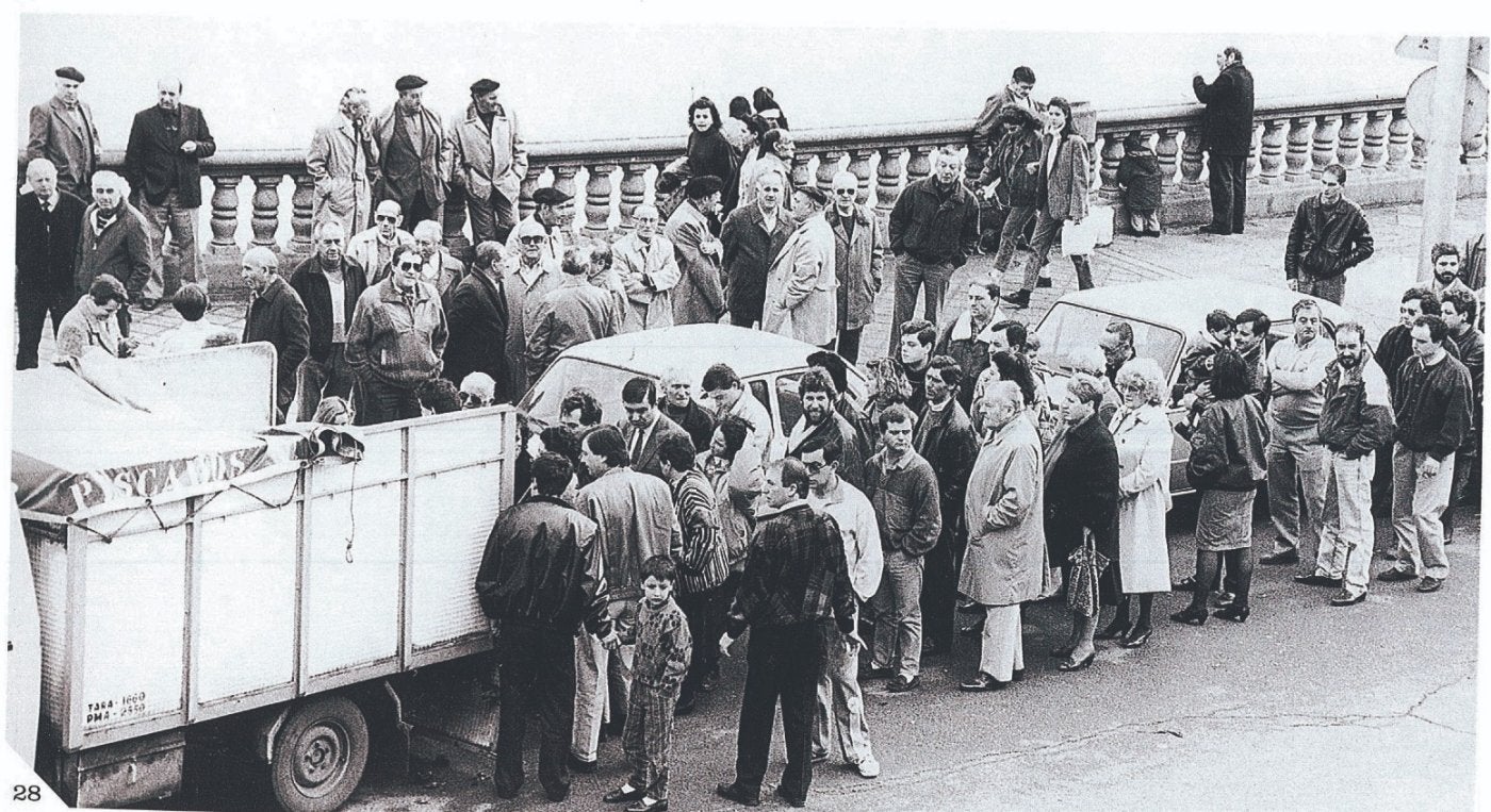 Foto histórica del camión de los oricios con una buena cola.