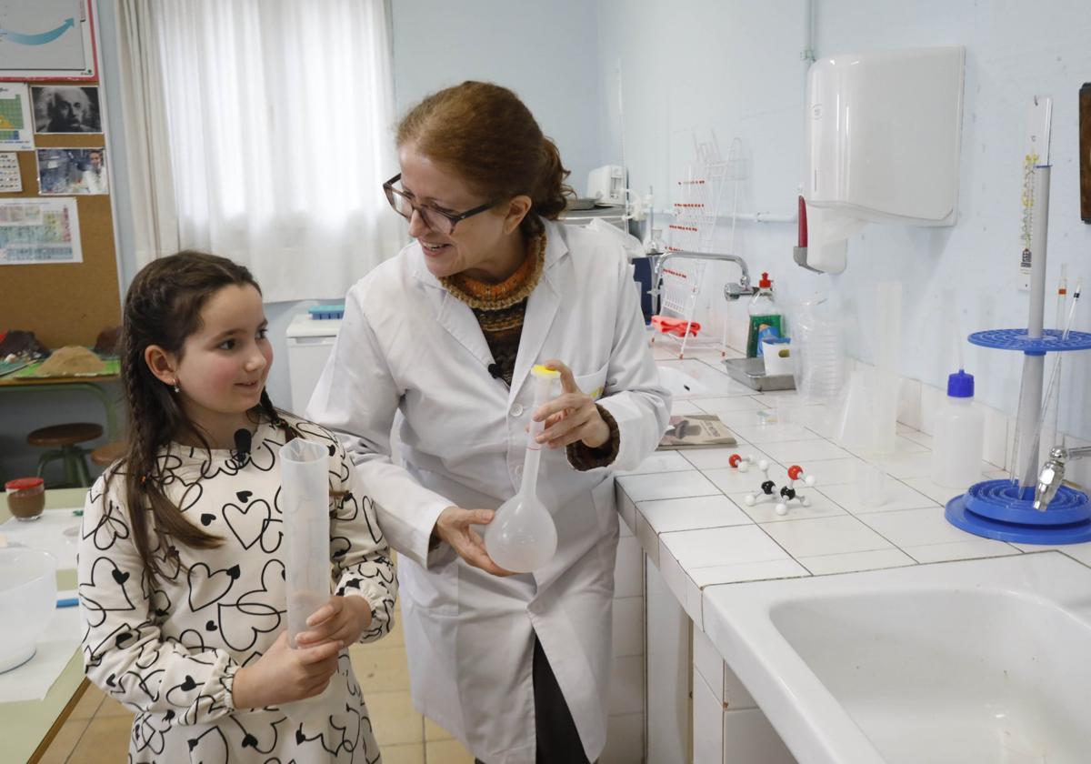 La científica Quimi con una alumna del colegio García Lorca.