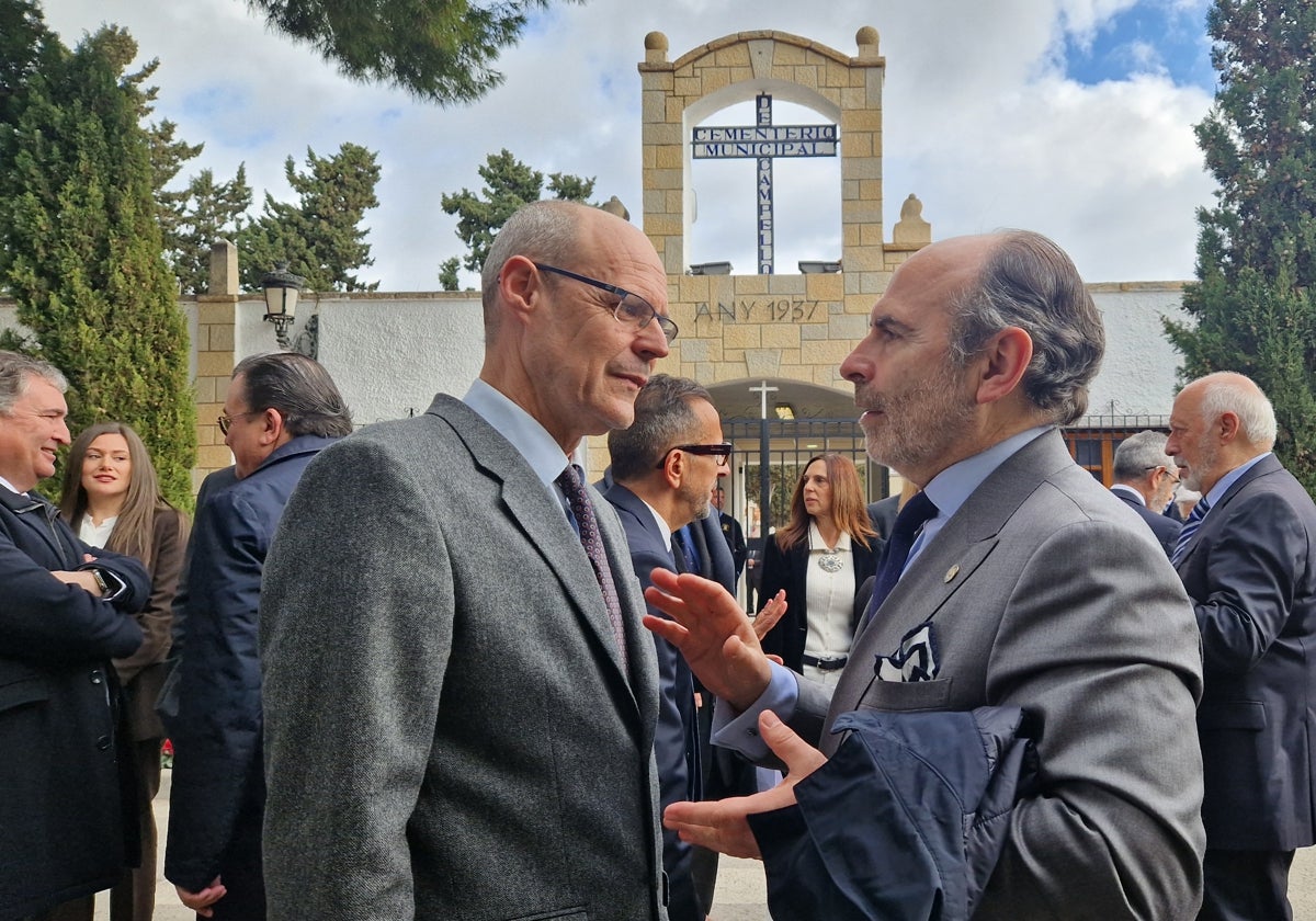 Ignacio Villaverde charla con Javier Ramos Altamira, durante el homenaje de hoy.