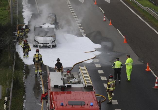 Arde un camión en la autovía del Cantábrico, en Gijón.