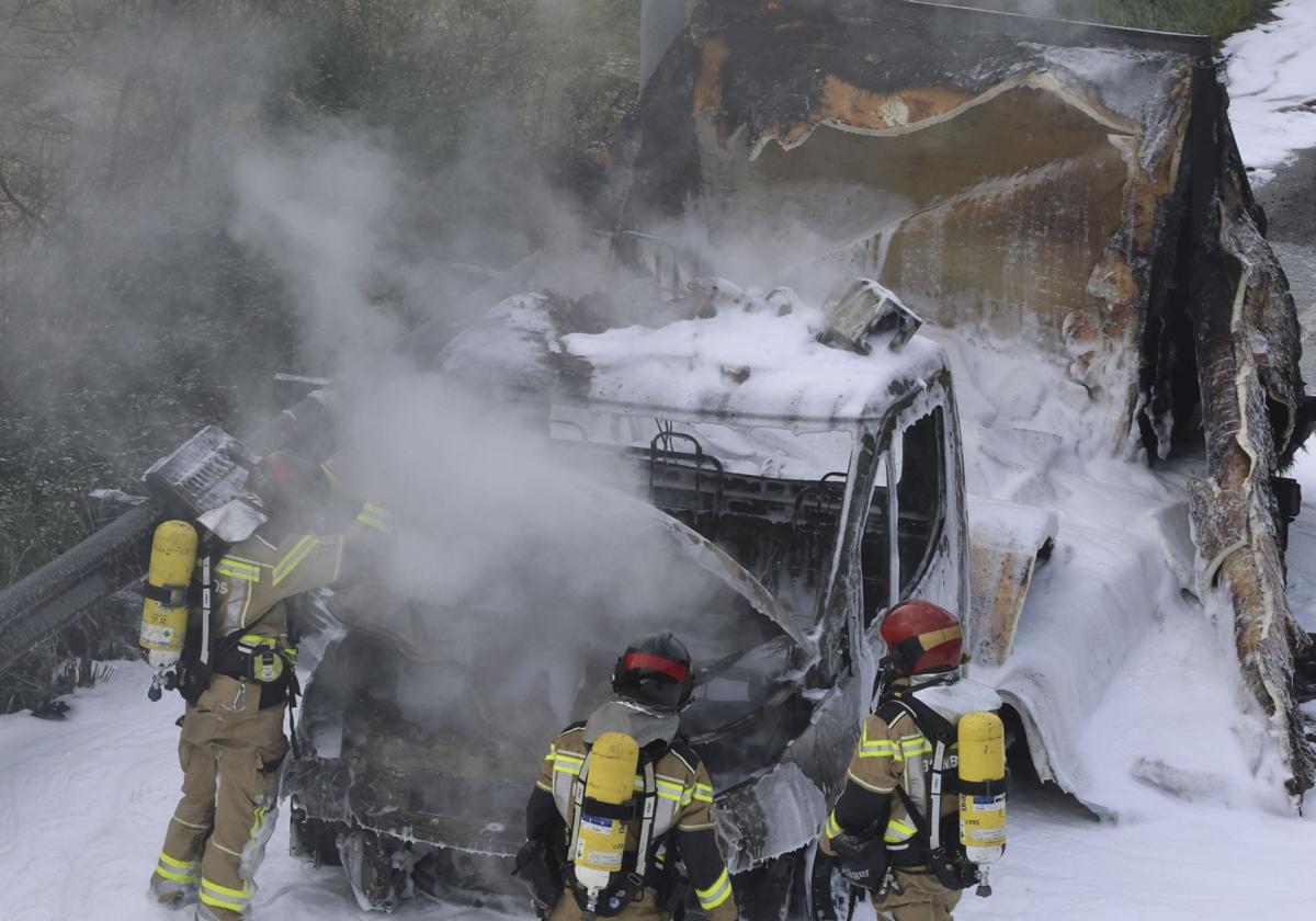 Arde un camión en la autovía del Cantábrico, en Gijón