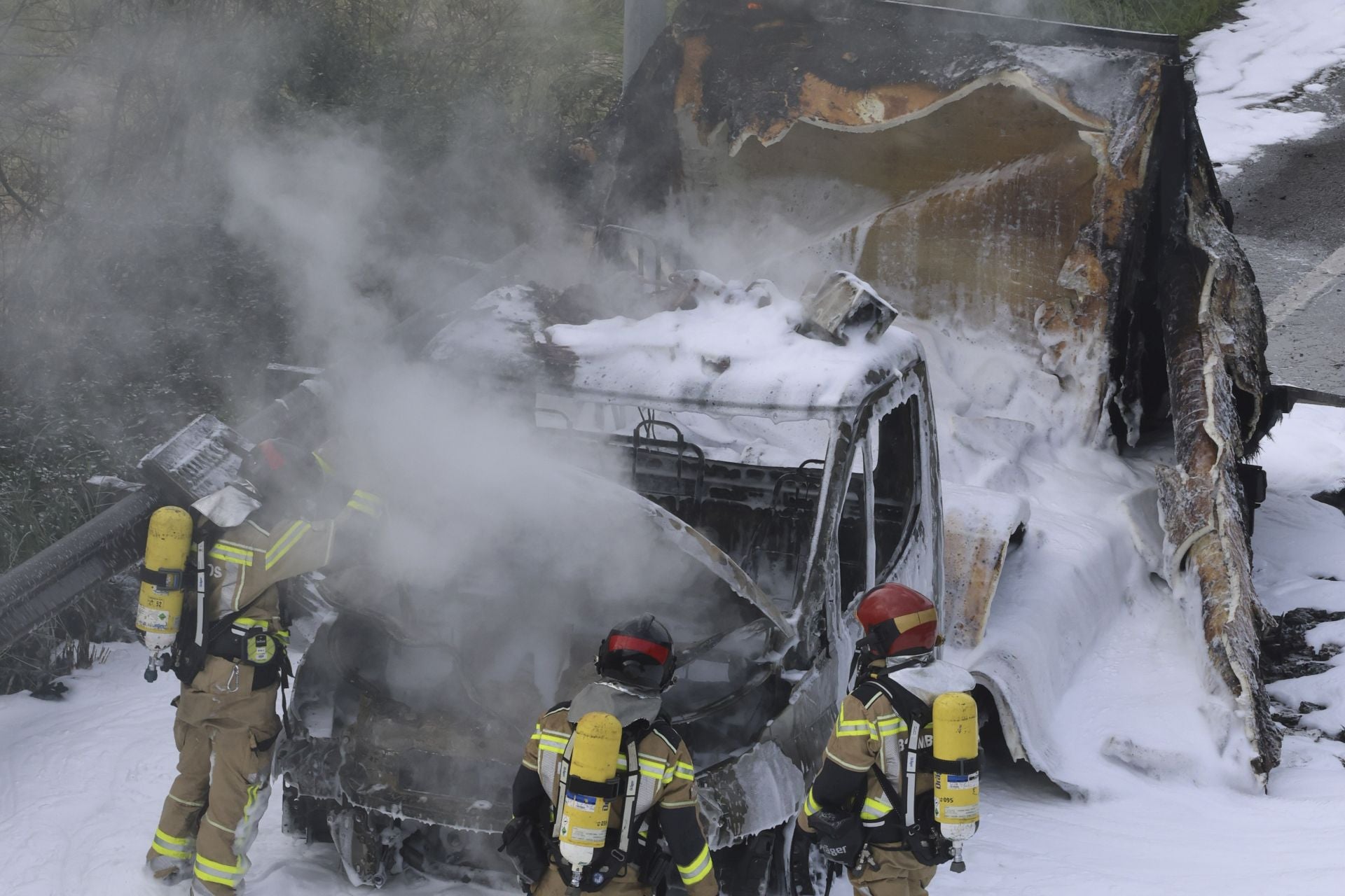 Arde un camión en la autovía del Cantábrico, en Gijón