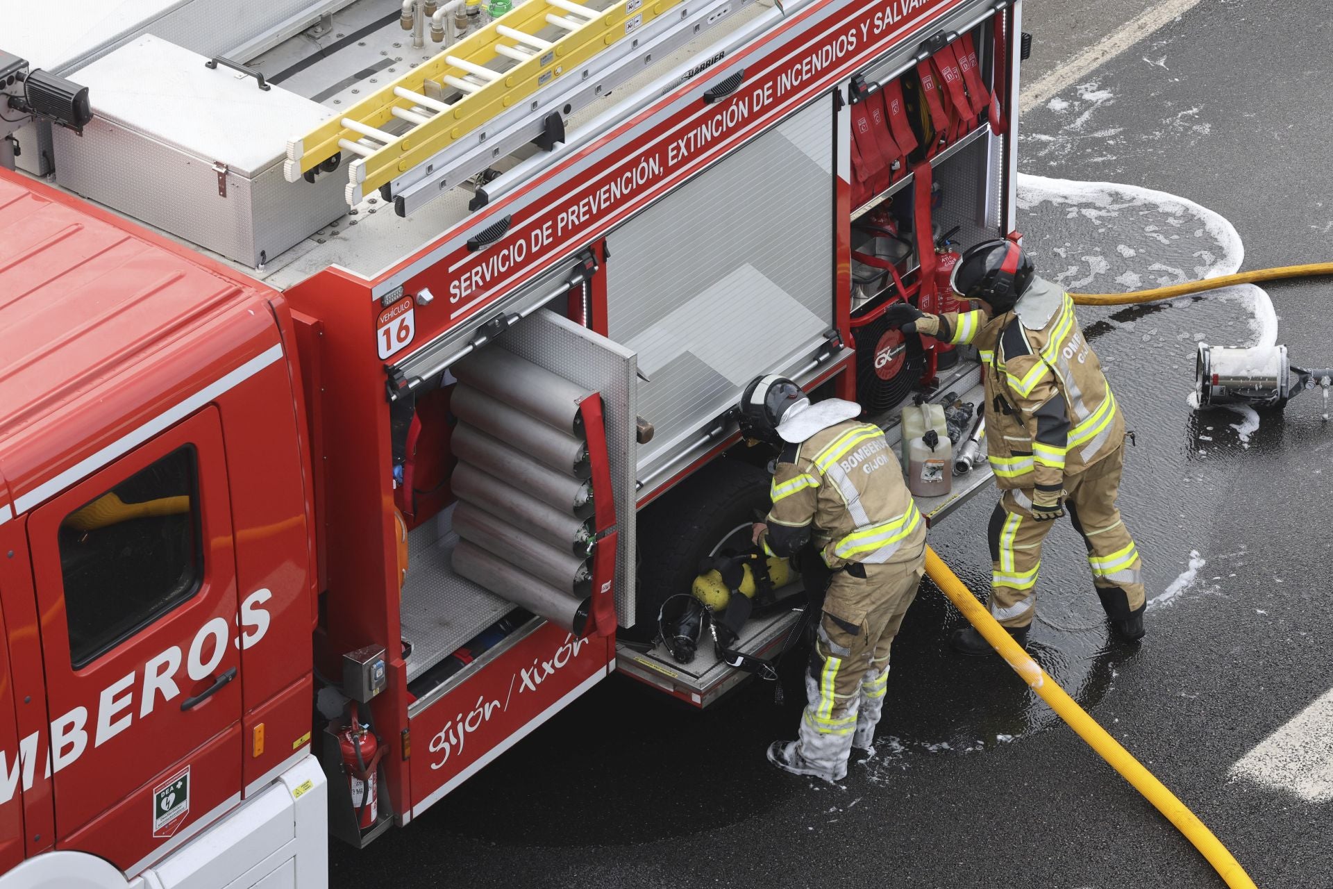 Arde un camión en la autovía del Cantábrico, en Gijón