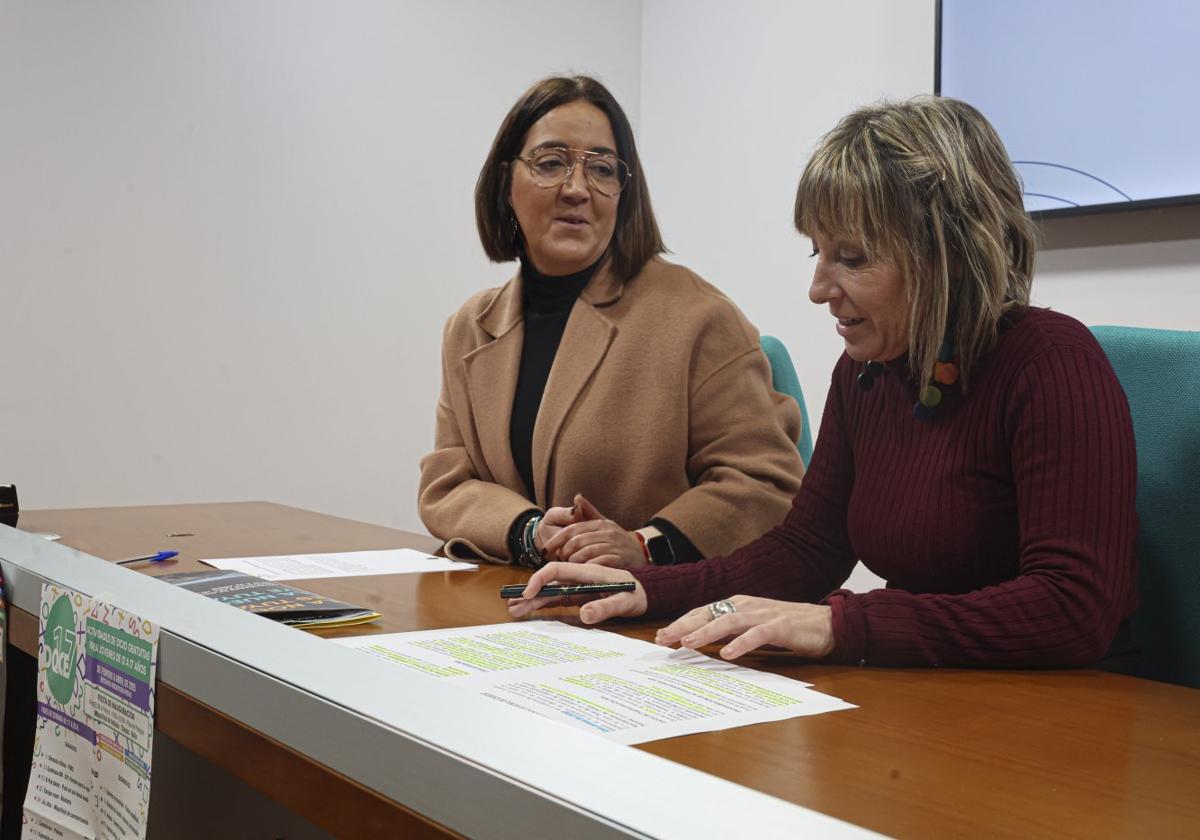 Covadonga Díaz y Noelia Rodríguez en la sala de prensa del Ayuntamiento de Oviedo.