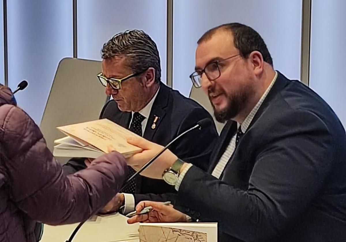 Manuel Ruiz de Bucesta y Juan José Escudero en una firma reciente del libro.