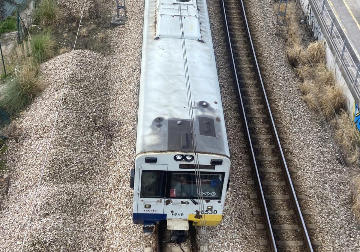 Un tren de ancho métrico saliendo de la estación de Gijón.