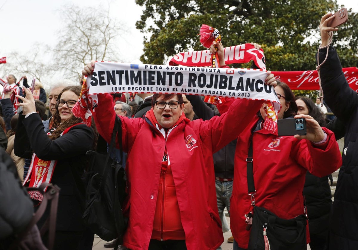 Aficionados del Sporting, el sábado, en la previa al partido contra el Eibar.