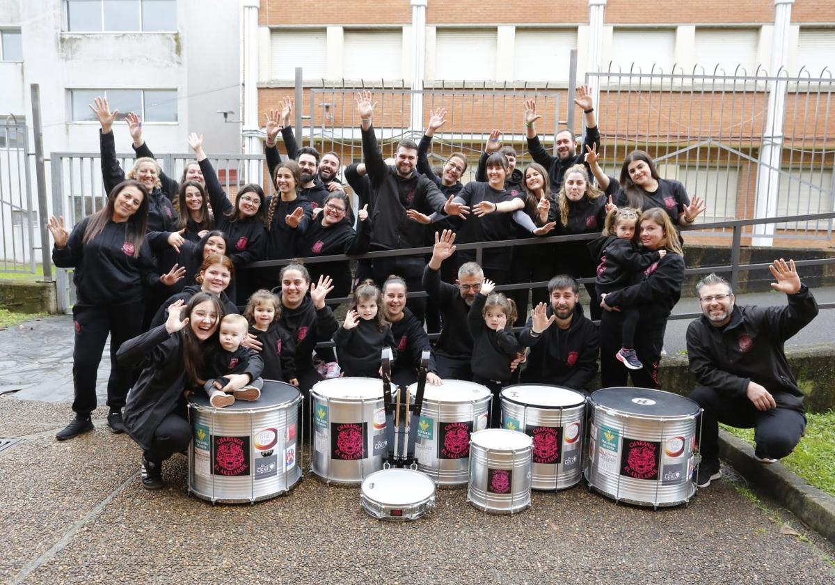 Miembros de la nueva charanga, Akelarre, posan en el patio del colegio Severo Ochoa, donde ensayan para el Antroxu de Gijón.