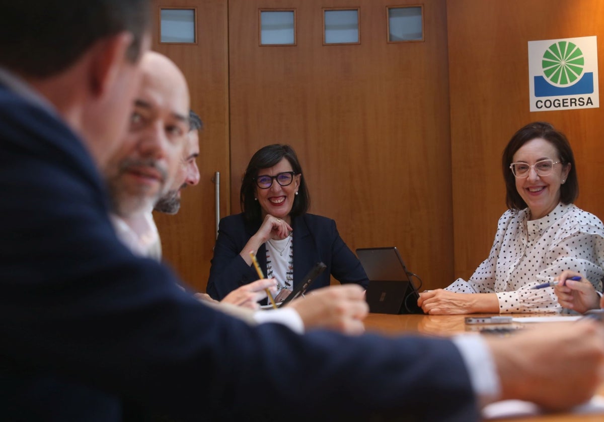 La consejera de Transición Ecológica y presidenta de Cogersa, Nieves Roqueñí, junto a la gerente de la entidad, Paz Orviz, en un consejo de administración pasado.