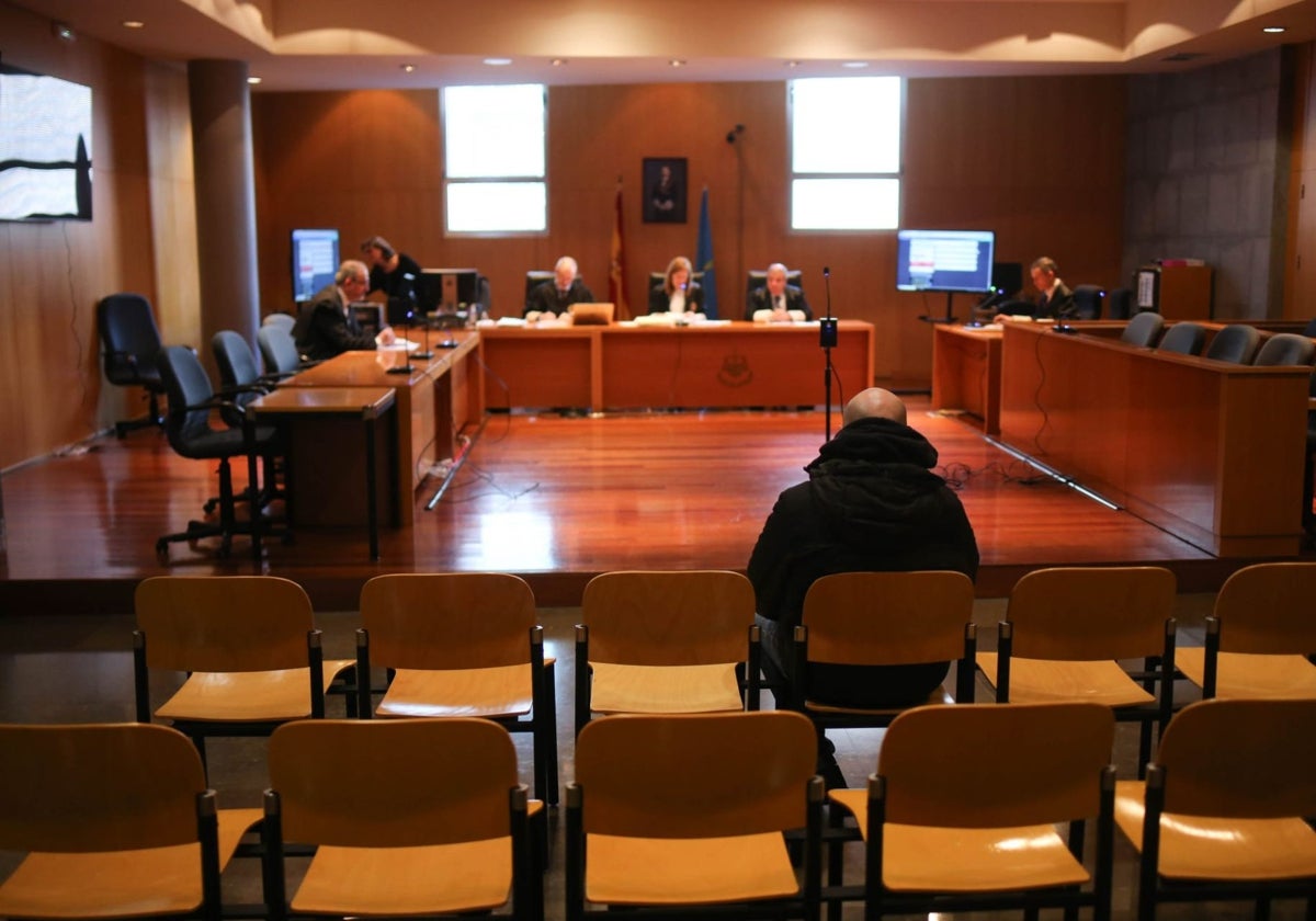 El procesado, ante la Sección Segunda de la Audiencia Provincial de Oviedo.