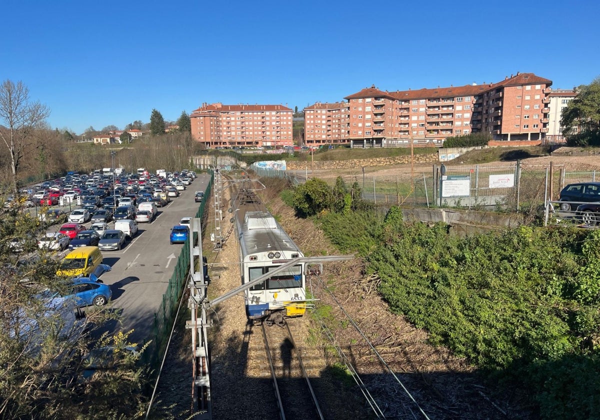 Un tren de Feve, a su paso por Pola de Siero, en el tramo de vía única.