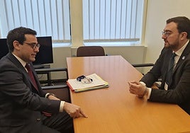 El vicepresidente de la Comisión Stéphane Séjourné, y Adrián Barbón, durante su encuentro.