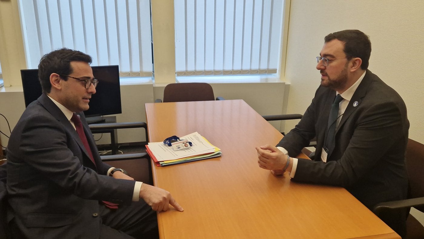 El vicepresidente de la Comisión Stéphane Séjourné, y Adrián Barbón, durante su encuentro.