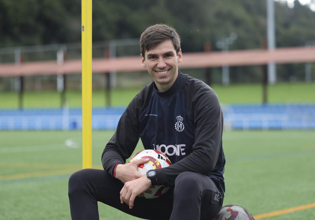 Hugo Laviana, con balones y picas tras un entrenamiento en La Toba 2.