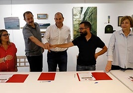 Sara Retuerto, Juan José Fernández, Luis Ramón Fernández Huerga, David García y Mariví Monteserín en junio de 2023 tras la firma del pacto de gobierno.