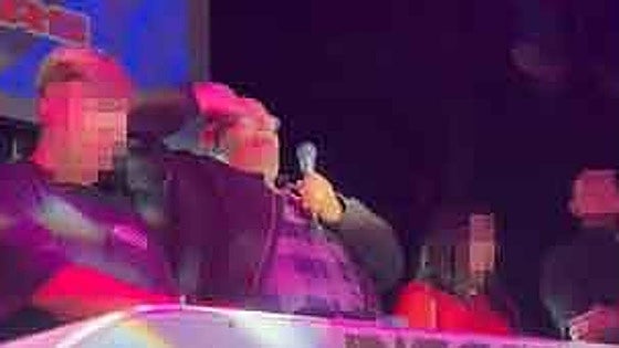 Decenas de jóvenes corean '¡Viva el caudillo!' con saludo fascista en una discoteca de Arriondas