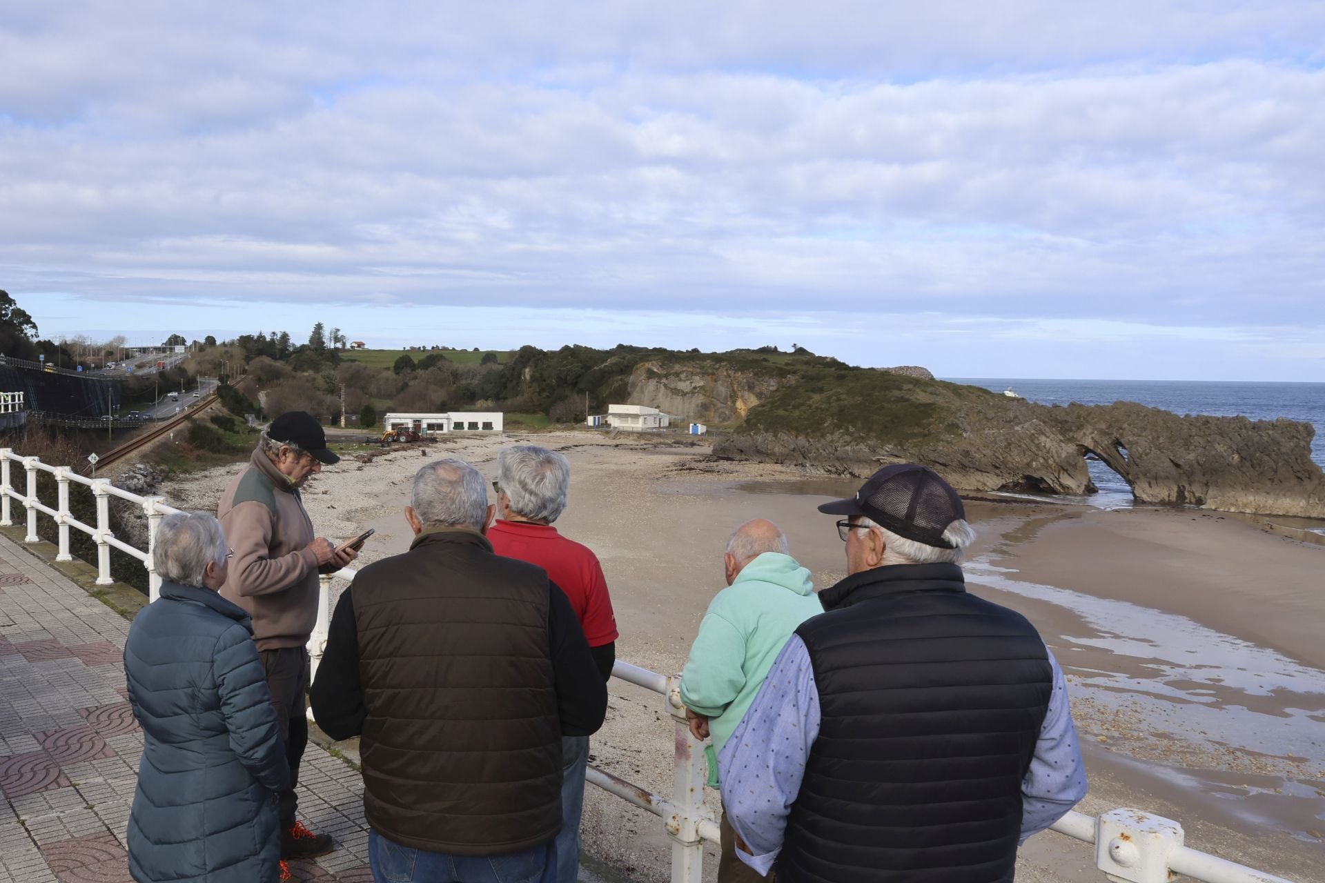 Imágenes de la búsqueda del cántabro desaparecido en el entorno de la playa de Gulpiyuri